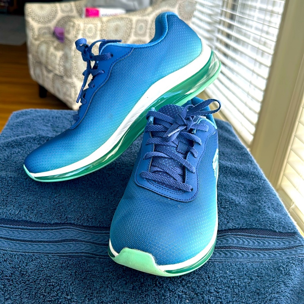 Skechers Ladies Tennis Shoes Like New Size 9 in Blue with Green and White Soles